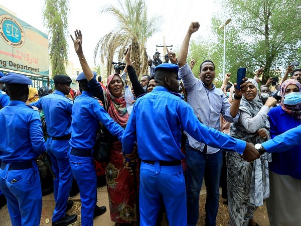 Sudanese police fire tear gas at protesters demanding transfer of power to civilian govt