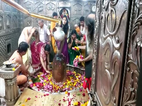 Ujjain: Devotes throng Mahakaleshwar Temple, visit sanctum sanctorum