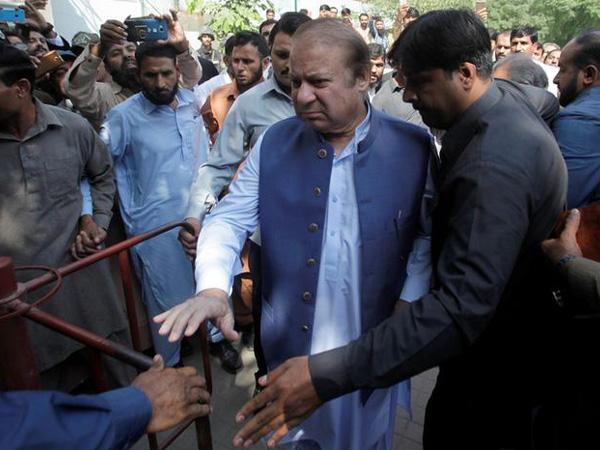 Nawaz Sharif supported by hundreds on his way back to jail after weeks of 'treatment'