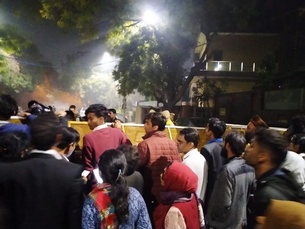 Protestors outside CM Kejriwal's residence, seek action against perpetrators of Delhi violence