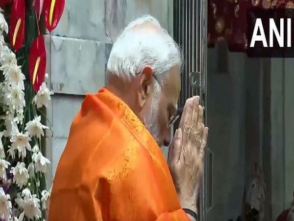 PM Modi offers prayers at Dwarkadhish Temple in Gujarat