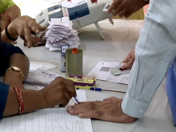 Maharashtra's Akola set for three-cornered fight in Lok Sabha polls