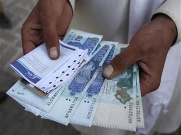 Pakistan rupee falls all-time low against US dollar