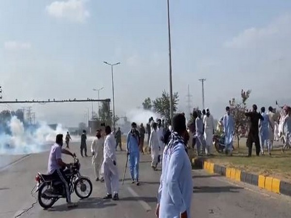 Lahore police arrests several PTI leaders as clash breaks out in Imran Khan's Azadi March 
