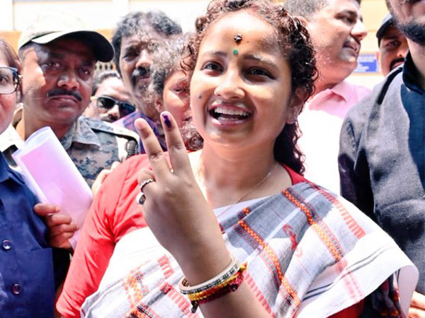 Former Jharkhand Chief Minister Hemant Soren's wife Kalpana Soren casts her vote in Ranchi