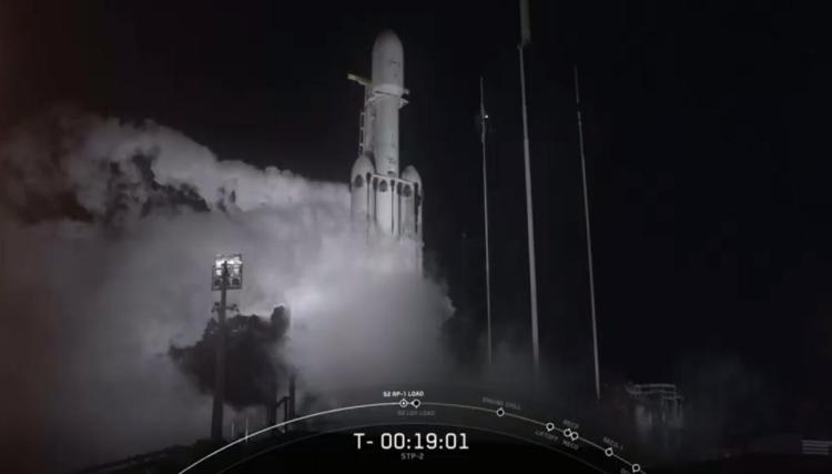 UPDATE 1-SpaceX launches Falcon Heavy rocket with 24 satellites