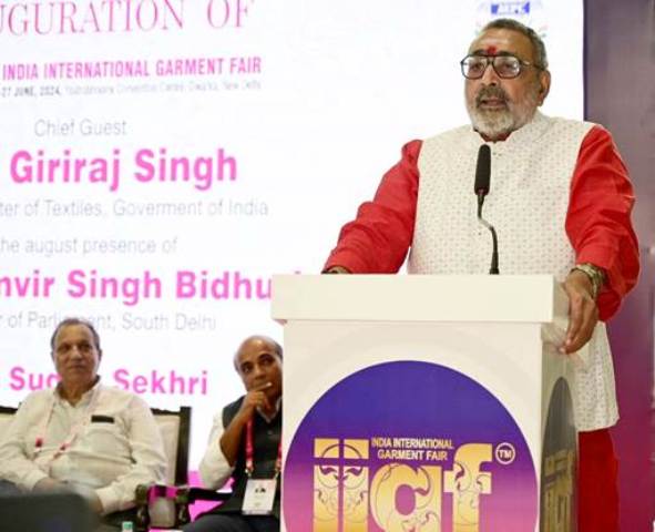 Giriraj Singh Highlights Future Growth and Innovation in Textile Sector at 71st IIGF
