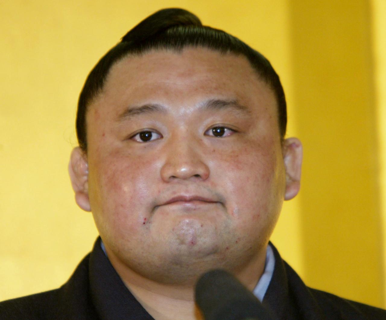 Former top-ranked sumo wrestler Takanohana resigns following scandal