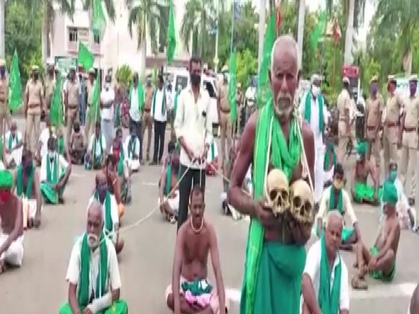 Holding skulls, Tamil Nadu farmers protest against agriculture bills 