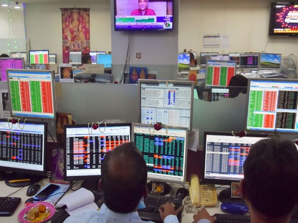 Indian Stock Markets Open Flat Amid Monthly and Quarterly Expiry