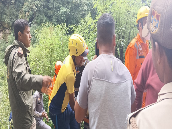 SDRF and Uttarakhand Police Rescue 13 Devotees After Vehicle Crash Near Gaurikund