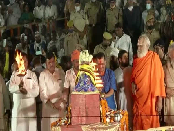 Delhi CM Arvind Kejriwal performs 'aarti' at Sarayu Ghat in Ayodhya