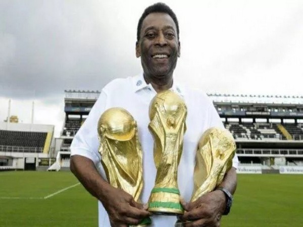 Pele's family gathers at Albert Einstein Hospital to celebrate Christmas