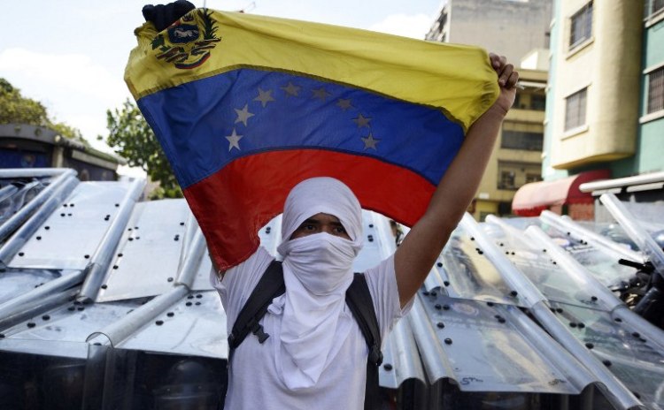 Venezuela in chaos as looters smashes shop windows amid power cut in Zulia 