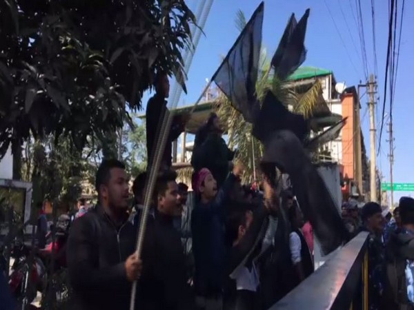 AASU members show black flags to convoy of Assam cabinet minister