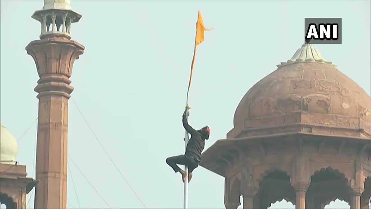 Protesting farmers enter Red Fort, man climbs flagstaff to hoist flag
