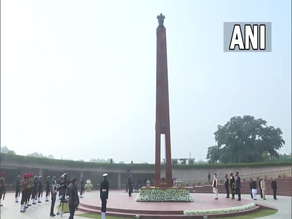 PM Modi pays tributes at National War Memorial ahead of R-Day celebrations