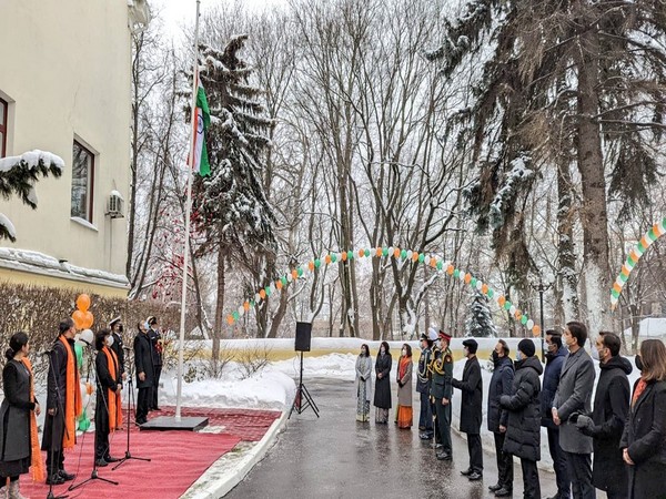 Ambassador Pavan Kapoor reads out President Kovind's message and pays tributes to Mahatma Gandhi in Moscow 