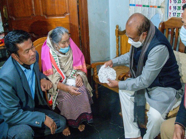 Manipur CM visits padma awardee's house