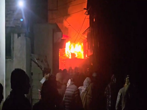 J-K: Fire breaks out in Baranpathar area of Srinagar