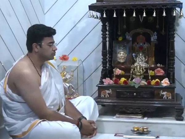 Lok Sabha polls: Tejasvi Surya offers prayers at Bengaluru residence before casting vote