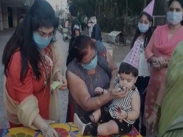 Amid lockdown, one-year-old gets surprise birthday cake from Indore Police