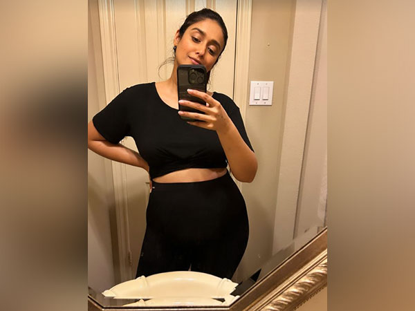 Mom-to-be Ileana D'Cruz flaunts baby bump in new mirror selfies