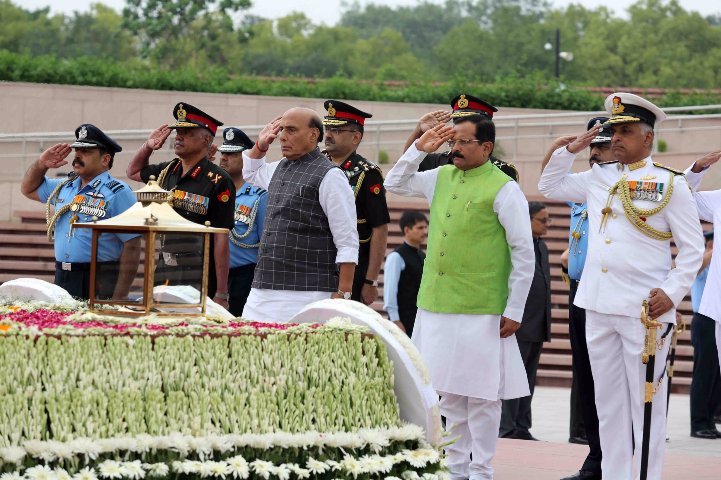 Raksha Mantri pays respects to sacrifice of heroes of Operation Vijay 