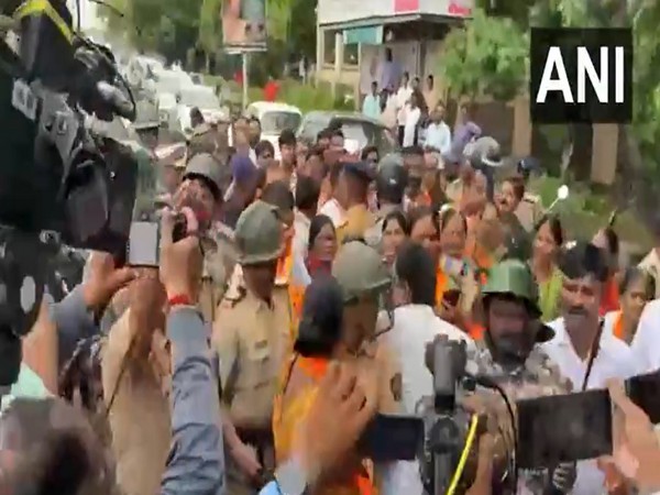 Scuffle Erupts Between Shiv Sena (UBT) and BJP in Chhatrapati Sambhajinagar Amid Campaigning