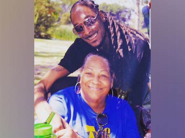 Rapper Snoop Dogg posts about mother's demise