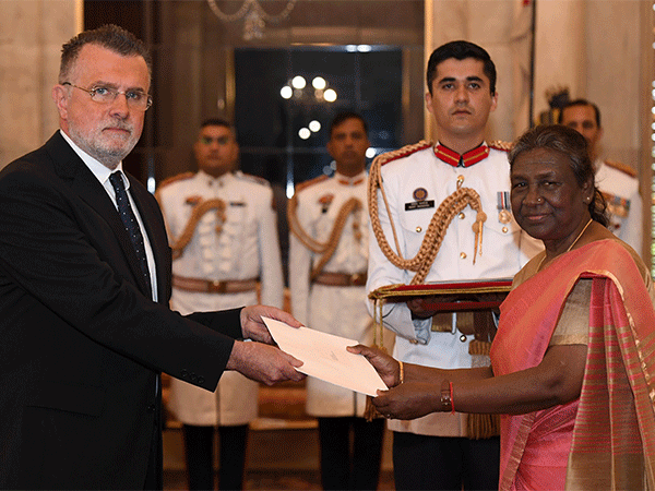 President Murmu accepts credentials from high commissioner, envoys of five countries