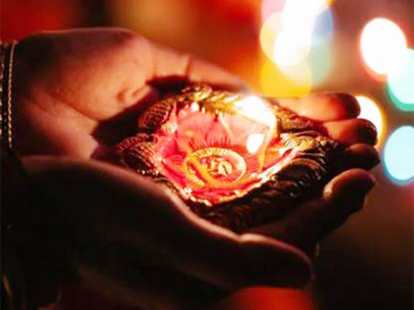 Reviving Traditions: Potters Gear Up for Diwali with Eco-Friendly Diyas