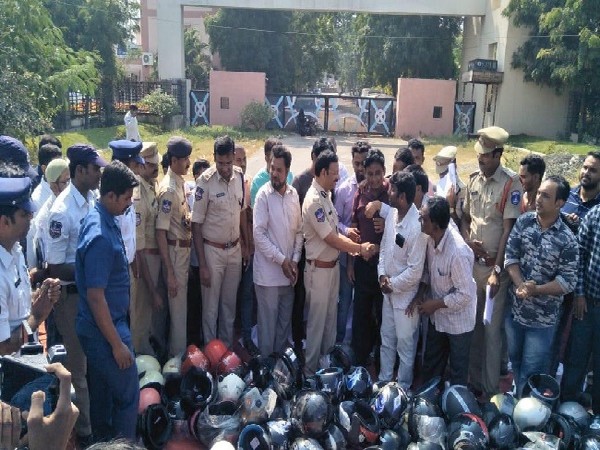 Hyderabad: Shop owners take oath not to sell fake helmets