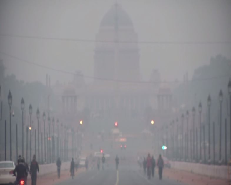 Delhi: Air quality remains 'poor' despite early morning drizzle
