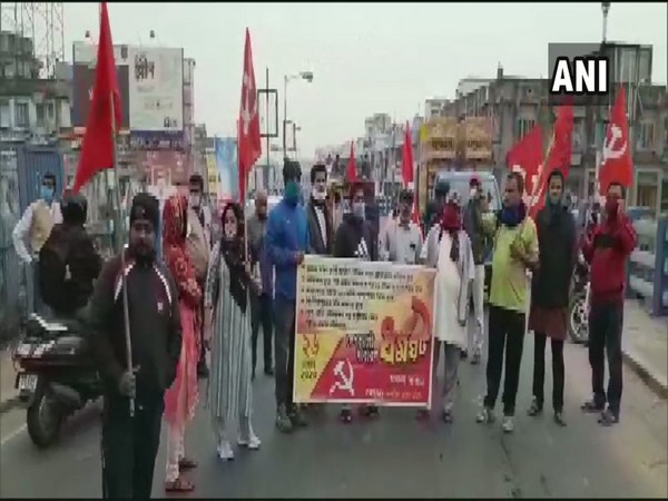 WB: Opposition holds demonstration against Centre's labour policies, blocks railway tracks