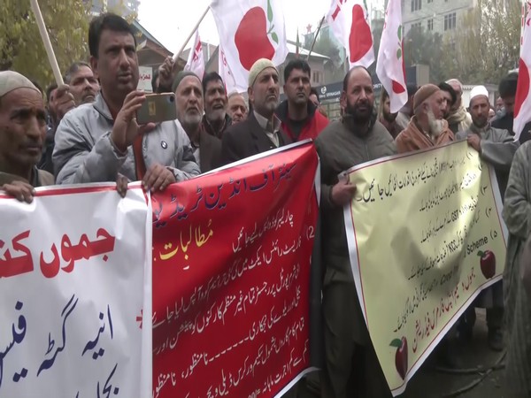 Centre of Indian Trade Unions, J-K Apple Farmer's Federation hold protest in Srinagar