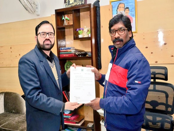 Jharkhand : Chief Secretary handed invitation of oath taking ceremony to Hemant Soren 