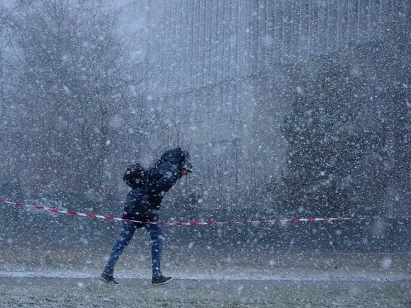 Greece: Snow reaches Acropolis, halts services