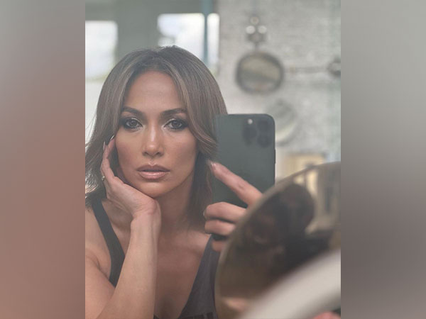 Jennifer Lopez rings in Christmas in vintage avatar, check out pics