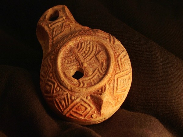 1,700-Year-Old Oil Lamp Unearthed Near Jerusalem Highlights Ancient Jewish Traditions