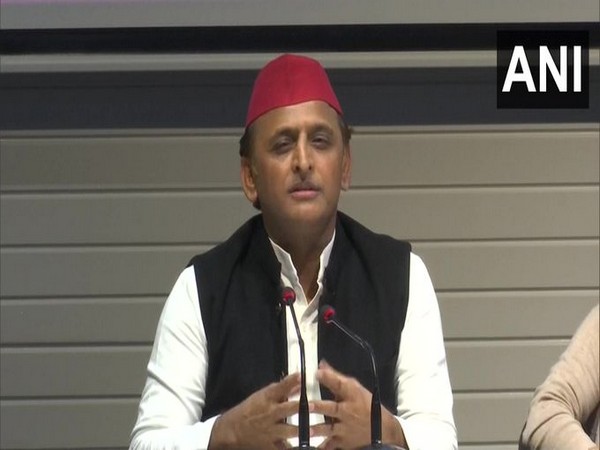 SP chief Akhilesh Yadav meets Telangana CM; discusses issues concerning nation