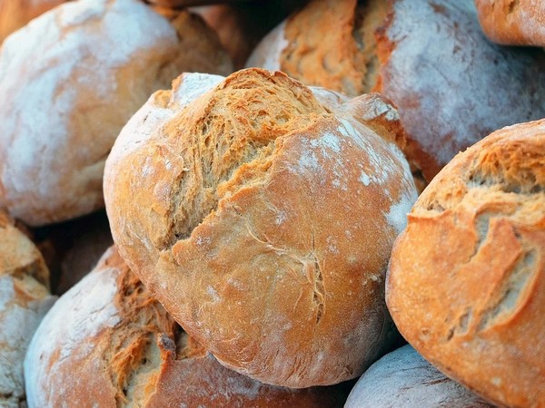 Dubai sets up vending machines baking free hot bread for needy residents