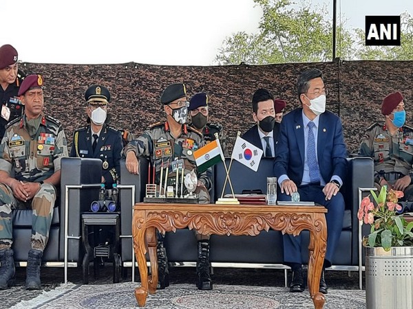 Army troops display para dropping techniques to South Korean Defence Minister in Agra