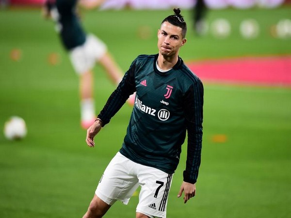 Soccer-Ronaldo returns to Juventus training after two months