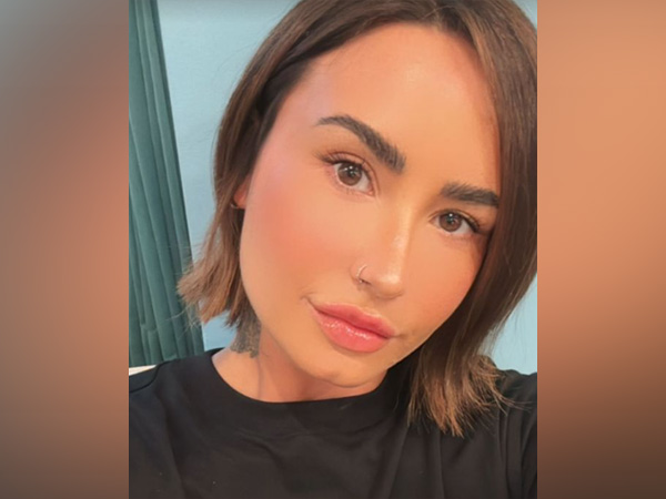 Demi Lovato flaunts her short hairstyle