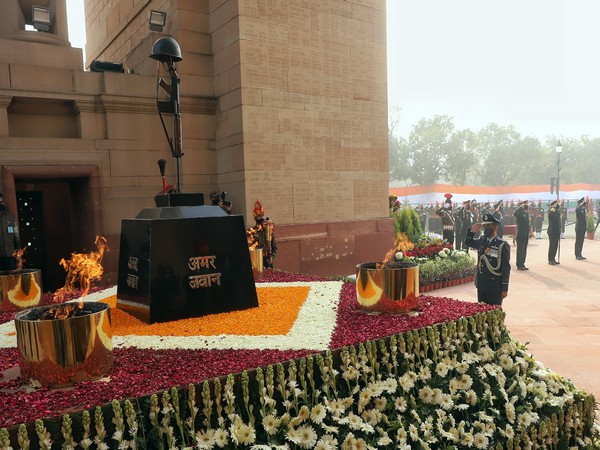 Inverted Rifle and Helmet, symbol of fallen soldiers at India Gate shifted to National War Memorial