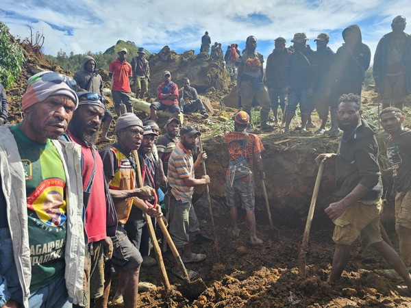 Around 2000 people feared buried in Papua New Guinea landslide
