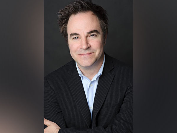 Roger Bart recalls his "favorite and most terrifying" moment in 'Desperate Housewives' 