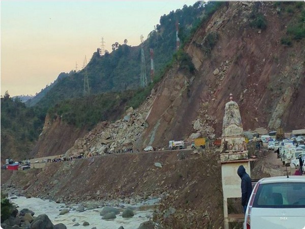 Jammu-Srinagar National Highway closed for traffic due to shooting stones