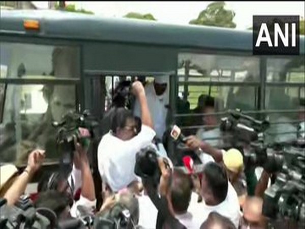 Delhi Police detain protesting Congress MPs as ED quizzes Sonia Gandhi 